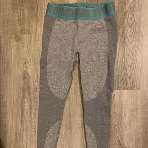 Gym shark leggings